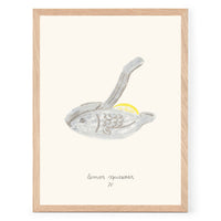 The Poster Club(ポスタークラブ)は、デンマーク・コペンハーゲンを拠点とするオンラインショップで、北欧デザインの高品質なポスターやアートプリントを専門に取り扱っています。新進気鋭の若手アーティストから世界的に活躍する作家まで、多彩なラインナップが魅力。北欧のライフスタイル、ファッション、インテリアデザインのトレンドを取り入れたミニマルで洗練された作品は、シンプルで上質な空間に自然と溶け込みます。ナチュラルインテリアや韓国風の部屋づくり、和モダンテイストにも調和し、アートを取り入れた暮らしを提案。世界中のインテリア雑誌やデザインメディアにも多数掲載されており、感度の高いユーザーからも厚い信頼を集めています。The Poster Clubは、アートプリントを通して日常に美とインスピレーションを届ける、北欧インテリア好きにおすすめのブランドです。