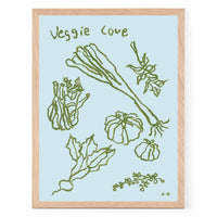 The Poster Club(ポスタークラブ)は、デンマーク・コペンハーゲンを拠点とするオンラインショップで、北欧デザインの高品質なポスターやアートプリントを専門に取り扱っています。新進気鋭の若手アーティストから世界的に活躍する作家まで、多彩なラインナップが魅力。北欧のライフスタイル、ファッション、インテリアデザインのトレンドを取り入れたミニマルで洗練された作品は、シンプルで上質な空間に自然と溶け込みます。ナチュラルインテリアや韓国風の部屋づくり、和モダンテイストにも調和し、アートを取り入れた暮らしを提案。世界中のインテリア雑誌やデザインメディアにも多数掲載されており、感度の高いユーザーからも厚い信頼を集めています。The Poster Clubは、アートプリントを通して日常に美とインスピレーションを届ける、北欧インテリア好きにおすすめのブランドです。