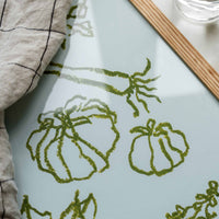 The Poster Club(ポスタークラブ)は、デンマーク・コペンハーゲンを拠点とするオンラインショップで、北欧デザインの高品質なポスターやアートプリントを専門に取り扱っています。新進気鋭の若手アーティストから世界的に活躍する作家まで、多彩なラインナップが魅力。北欧のライフスタイル、ファッション、インテリアデザインのトレンドを取り入れたミニマルで洗練された作品は、シンプルで上質な空間に自然と溶け込みます。ナチュラルインテリアや韓国風の部屋づくり、和モダンテイストにも調和し、アートを取り入れた暮らしを提案。世界中のインテリア雑誌やデザインメディアにも多数掲載されており、感度の高いユーザーからも厚い信頼を集めています。The Poster Clubは、アートプリントを通して日常に美とインスピレーションを届ける、北欧インテリア好きにおすすめのブランドです。