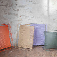 Mette Ditmer(メッテ・ディットマー)は、1995年にデンマークで設立されたインテリアブランドで、北欧ミニマリズムと洗練されたグラフィックデザインを融合させたスタイルで知られています。創設者メッテ・ディットマーのデザイン哲学は「ディテールにこそ真の個性が宿る」というもので、シンプルでありながら印象的な色使いや質感へのこだわりが、日常に上質な美しさをもたらします。バスルームアクセサリーやテキスタイル、ホームデコレーションなど幅広いラインナップを展開し、機能性と美しさを両立した製品は、ヨーロッパを中心に世界中で支持されています。サステナビリティにも配慮し、長く使える耐久性のある素材や時代に左右されないデザインを採用。Mette Ditmerは、日常空間を心地よく整えるための美意識とクラフトマンシップが詰まった北欧ブランドです。