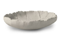 Mette Ditmer(メッテ・ディットマー)は、1995年にデンマークで設立されたインテリアブランドで、北欧ミニマリズムと洗練されたグラフィックデザインを融合させたスタイルで知られています。創設者メッテ・ディットマーのデザイン哲学は「ディテールにこそ真の個性が宿る」というもので、シンプルでありながら印象的な色使いや質感へのこだわりが、日常に上質な美しさをもたらします。バスルームアクセサリーやテキスタイル、ホームデコレーションなど幅広いラインナップを展開し、機能性と美しさを両立した製品は、ヨーロッパを中心に世界中で支持されています。サステナビリティにも配慮し、長く使える耐久性のある素材や時代に左右されないデザインを採用。Mette Ditmerは、日常空間を心地よく整えるための美意識とクラフトマンシップが詰まった北欧ブランドです。