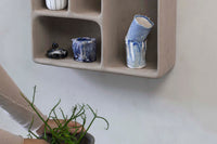 Mette Ditmer(メッテ・ディットマー)は、1995年にデンマークで設立されたインテリアブランドで、北欧ミニマリズムと洗練されたグラフィックデザインを融合させたスタイルで知られています。創設者メッテ・ディットマーのデザイン哲学は「ディテールにこそ真の個性が宿る」というもので、シンプルでありながら印象的な色使いや質感へのこだわりが、日常に上質な美しさをもたらします。バスルームアクセサリーやテキスタイル、ホームデコレーションなど幅広いラインナップを展開し、機能性と美しさを両立した製品は、ヨーロッパを中心に世界中で支持されています。サステナビリティにも配慮し、長く使える耐久性のある素材や時代に左右されないデザインを採用。Mette Ditmerは、日常空間を心地よく整えるための美意識とクラフトマンシップが詰まった北欧ブランドです。