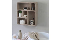 Mette Ditmer(メッテ・ディットマー)は、1995年にデンマークで設立されたインテリアブランドで、北欧ミニマリズムと洗練されたグラフィックデザインを融合させたスタイルで知られています。創設者メッテ・ディットマーのデザイン哲学は「ディテールにこそ真の個性が宿る」というもので、シンプルでありながら印象的な色使いや質感へのこだわりが、日常に上質な美しさをもたらします。バスルームアクセサリーやテキスタイル、ホームデコレーションなど幅広いラインナップを展開し、機能性と美しさを両立した製品は、ヨーロッパを中心に世界中で支持されています。サステナビリティにも配慮し、長く使える耐久性のある素材や時代に左右されないデザインを採用。Mette Ditmerは、日常空間を心地よく整えるための美意識とクラフトマンシップが詰まった北欧ブランドです。