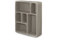 Mette Ditmer(メッテ・ディットマー)は、1995年にデンマークで設立されたインテリアブランドで、北欧ミニマリズムと洗練されたグラフィックデザインを融合させたスタイルで知られています。創設者メッテ・ディットマーのデザイン哲学は「ディテールにこそ真の個性が宿る」というもので、シンプルでありながら印象的な色使いや質感へのこだわりが、日常に上質な美しさをもたらします。バスルームアクセサリーやテキスタイル、ホームデコレーションなど幅広いラインナップを展開し、機能性と美しさを両立した製品は、ヨーロッパを中心に世界中で支持されています。サステナビリティにも配慮し、長く使える耐久性のある素材や時代に左右されないデザインを採用。Mette Ditmerは、日常空間を心地よく整えるための美意識とクラフトマンシップが詰まった北欧ブランドです。