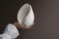 Mette Ditmer(メッテ・ディットマー)は、1995年にデンマークで設立されたインテリアブランドで、北欧ミニマリズムと洗練されたグラフィックデザインを融合させたスタイルで知られています。創設者メッテ・ディットマーのデザイン哲学は「ディテールにこそ真の個性が宿る」というもので、シンプルでありながら印象的な色使いや質感へのこだわりが、日常に上質な美しさをもたらします。バスルームアクセサリーやテキスタイル、ホームデコレーションなど幅広いラインナップを展開し、機能性と美しさを両立した製品は、ヨーロッパを中心に世界中で支持されています。サステナビリティにも配慮し、長く使える耐久性のある素材や時代に左右されないデザインを採用。Mette Ditmerは、日常空間を心地よく整えるための美意識とクラフトマンシップが詰まった北欧ブランドです。