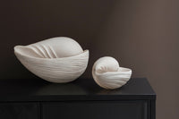 Mette Ditmer(メッテ・ディットマー)は、1995年にデンマークで設立されたインテリアブランドで、北欧ミニマリズムと洗練されたグラフィックデザインを融合させたスタイルで知られています。創設者メッテ・ディットマーのデザイン哲学は「ディテールにこそ真の個性が宿る」というもので、シンプルでありながら印象的な色使いや質感へのこだわりが、日常に上質な美しさをもたらします。バスルームアクセサリーやテキスタイル、ホームデコレーションなど幅広いラインナップを展開し、機能性と美しさを両立した製品は、ヨーロッパを中心に世界中で支持されています。サステナビリティにも配慮し、長く使える耐久性のある素材や時代に左右されないデザインを採用。Mette Ditmerは、日常空間を心地よく整えるための美意識とクラフトマンシップが詰まった北欧ブランドです。