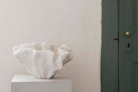 Mette Ditmer(メッテ・ディットマー)は、1995年にデンマークで設立されたインテリアブランドで、北欧ミニマリズムと洗練されたグラフィックデザインを融合させたスタイルで知られています。創設者メッテ・ディットマーのデザイン哲学は「ディテールにこそ真の個性が宿る」というもので、シンプルでありながら印象的な色使いや質感へのこだわりが、日常に上質な美しさをもたらします。バスルームアクセサリーやテキスタイル、ホームデコレーションなど幅広いラインナップを展開し、機能性と美しさを両立した製品は、ヨーロッパを中心に世界中で支持されています。サステナビリティにも配慮し、長く使える耐久性のある素材や時代に左右されないデザインを採用。Mette Ditmerは、日常空間を心地よく整えるための美意識とクラフトマンシップが詰まった北欧ブランドです。