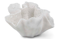 Mette Ditmer(メッテ・ディットマー)は、1995年にデンマークで設立されたインテリアブランドで、北欧ミニマリズムと洗練されたグラフィックデザインを融合させたスタイルで知られています。創設者メッテ・ディットマーのデザイン哲学は「ディテールにこそ真の個性が宿る」というもので、シンプルでありながら印象的な色使いや質感へのこだわりが、日常に上質な美しさをもたらします。バスルームアクセサリーやテキスタイル、ホームデコレーションなど幅広いラインナップを展開し、機能性と美しさを両立した製品は、ヨーロッパを中心に世界中で支持されています。サステナビリティにも配慮し、長く使える耐久性のある素材や時代に左右されないデザインを採用。Mette Ditmerは、日常空間を心地よく整えるための美意識とクラフトマンシップが詰まった北欧ブランドです。