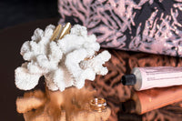 Mette Ditmer(メッテ・ディットマー)は、1995年にデンマークで設立されたインテリアブランドで、北欧ミニマリズムと洗練されたグラフィックデザインを融合させたスタイルで知られています。創設者メッテ・ディットマーのデザイン哲学は「ディテールにこそ真の個性が宿る」というもので、シンプルでありながら印象的な色使いや質感へのこだわりが、日常に上質な美しさをもたらします。バスルームアクセサリーやテキスタイル、ホームデコレーションなど幅広いラインナップを展開し、機能性と美しさを両立した製品は、ヨーロッパを中心に世界中で支持されています。サステナビリティにも配慮し、長く使える耐久性のある素材や時代に左右されないデザインを採用。Mette Ditmerは、日常空間を心地よく整えるための美意識とクラフトマンシップが詰まった北欧ブランドです。