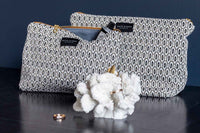 Mette Ditmer(メッテ・ディットマー)は、1995年にデンマークで設立されたインテリアブランドで、北欧ミニマリズムと洗練されたグラフィックデザインを融合させたスタイルで知られています。創設者メッテ・ディットマーのデザイン哲学は「ディテールにこそ真の個性が宿る」というもので、シンプルでありながら印象的な色使いや質感へのこだわりが、日常に上質な美しさをもたらします。バスルームアクセサリーやテキスタイル、ホームデコレーションなど幅広いラインナップを展開し、機能性と美しさを両立した製品は、ヨーロッパを中心に世界中で支持されています。サステナビリティにも配慮し、長く使える耐久性のある素材や時代に左右されないデザインを採用。Mette Ditmerは、日常空間を心地よく整えるための美意識とクラフトマンシップが詰まった北欧ブランドです。