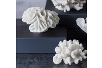 Mette Ditmer(メッテ・ディットマー)は、1995年にデンマークで設立されたインテリアブランドで、北欧ミニマリズムと洗練されたグラフィックデザインを融合させたスタイルで知られています。創設者メッテ・ディットマーのデザイン哲学は「ディテールにこそ真の個性が宿る」というもので、シンプルでありながら印象的な色使いや質感へのこだわりが、日常に上質な美しさをもたらします。バスルームアクセサリーやテキスタイル、ホームデコレーションなど幅広いラインナップを展開し、機能性と美しさを両立した製品は、ヨーロッパを中心に世界中で支持されています。サステナビリティにも配慮し、長く使える耐久性のある素材や時代に左右されないデザインを採用。Mette Ditmerは、日常空間を心地よく整えるための美意識とクラフトマンシップが詰まった北欧ブランドです。