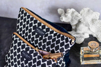 Mette Ditmer(メッテ・ディットマー)は、1995年にデンマークで設立されたインテリアブランドで、北欧ミニマリズムと洗練されたグラフィックデザインを融合させたスタイルで知られています。創設者メッテ・ディットマーのデザイン哲学は「ディテールにこそ真の個性が宿る」というもので、シンプルでありながら印象的な色使いや質感へのこだわりが、日常に上質な美しさをもたらします。バスルームアクセサリーやテキスタイル、ホームデコレーションなど幅広いラインナップを展開し、機能性と美しさを両立した製品は、ヨーロッパを中心に世界中で支持されています。サステナビリティにも配慮し、長く使える耐久性のある素材や時代に左右されないデザインを採用。Mette Ditmerは、日常空間を心地よく整えるための美意識とクラフトマンシップが詰まった北欧ブランドです。