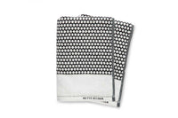 Mette Ditmer(メッテ・ディットマー)は、1995年にデンマークで設立されたインテリアブランドで、北欧ミニマリズムと洗練されたグラフィックデザインを融合させたスタイルで知られています。創設者メッテ・ディットマーのデザイン哲学は「ディテールにこそ真の個性が宿る」というもので、シンプルでありながら印象的な色使いや質感へのこだわりが、日常に上質な美しさをもたらします。バスルームアクセサリーやテキスタイル、ホームデコレーションなど幅広いラインナップを展開し、機能性と美しさを両立した製品は、ヨーロッパを中心に世界中で支持されています。サステナビリティにも配慮し、長く使える耐久性のある素材や時代に左右されないデザインを採用。Mette Ditmerは、日常空間を心地よく整えるための美意識とクラフトマンシップが詰まった北欧ブランドです。