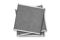 Mette Ditmer(メッテ・ディットマー)は、1995年にデンマークで設立されたインテリアブランドで、北欧ミニマリズムと洗練されたグラフィックデザインを融合させたスタイルで知られています。創設者メッテ・ディットマーのデザイン哲学は「ディテールにこそ真の個性が宿る」というもので、シンプルでありながら印象的な色使いや質感へのこだわりが、日常に上質な美しさをもたらします。バスルームアクセサリーやテキスタイル、ホームデコレーションなど幅広いラインナップを展開し、機能性と美しさを両立した製品は、ヨーロッパを中心に世界中で支持されています。サステナビリティにも配慮し、長く使える耐久性のある素材や時代に左右されないデザインを採用。Mette Ditmerは、日常空間を心地よく整えるための美意識とクラフトマンシップが詰まった北欧ブランドです。