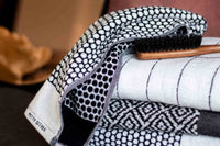 Mette Ditmer(メッテ・ディットマー)は、1995年にデンマークで設立されたインテリアブランドで、北欧ミニマリズムと洗練されたグラフィックデザインを融合させたスタイルで知られています。創設者メッテ・ディットマーのデザイン哲学は「ディテールにこそ真の個性が宿る」というもので、シンプルでありながら印象的な色使いや質感へのこだわりが、日常に上質な美しさをもたらします。バスルームアクセサリーやテキスタイル、ホームデコレーションなど幅広いラインナップを展開し、機能性と美しさを両立した製品は、ヨーロッパを中心に世界中で支持されています。サステナビリティにも配慮し、長く使える耐久性のある素材や時代に左右されないデザインを採用。Mette Ditmerは、日常空間を心地よく整えるための美意識とクラフトマンシップが詰まった北欧ブランドです。