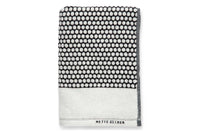 Mette Ditmer(メッテ・ディットマー)は、1995年にデンマークで設立されたインテリアブランドで、北欧ミニマリズムと洗練されたグラフィックデザインを融合させたスタイルで知られています。創設者メッテ・ディットマーのデザイン哲学は「ディテールにこそ真の個性が宿る」というもので、シンプルでありながら印象的な色使いや質感へのこだわりが、日常に上質な美しさをもたらします。バスルームアクセサリーやテキスタイル、ホームデコレーションなど幅広いラインナップを展開し、機能性と美しさを両立した製品は、ヨーロッパを中心に世界中で支持されています。サステナビリティにも配慮し、長く使える耐久性のある素材や時代に左右されないデザインを採用。Mette Ditmerは、日常空間を心地よく整えるための美意識とクラフトマンシップが詰まった北欧ブランドです。