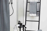 Mette Ditmer(メッテ・ディットマー)は、1995年にデンマークで設立されたインテリアブランドで、北欧ミニマリズムと洗練されたグラフィックデザインを融合させたスタイルで知られています。創設者メッテ・ディットマーのデザイン哲学は「ディテールにこそ真の個性が宿る」というもので、シンプルでありながら印象的な色使いや質感へのこだわりが、日常に上質な美しさをもたらします。バスルームアクセサリーやテキスタイル、ホームデコレーションなど幅広いラインナップを展開し、機能性と美しさを両立した製品は、ヨーロッパを中心に世界中で支持されています。サステナビリティにも配慮し、長く使える耐久性のある素材や時代に左右されないデザインを採用。Mette Ditmerは、日常空間を心地よく整えるための美意識とクラフトマンシップが詰まった北欧ブランドです。