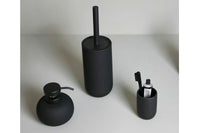 Mette Ditmer(メッテ・ディットマー)は、1995年にデンマークで設立されたインテリアブランドで、北欧ミニマリズムと洗練されたグラフィックデザインを融合させたスタイルで知られています。創設者メッテ・ディットマーのデザイン哲学は「ディテールにこそ真の個性が宿る」というもので、シンプルでありながら印象的な色使いや質感へのこだわりが、日常に上質な美しさをもたらします。バスルームアクセサリーやテキスタイル、ホームデコレーションなど幅広いラインナップを展開し、機能性と美しさを両立した製品は、ヨーロッパを中心に世界中で支持されています。サステナビリティにも配慮し、長く使える耐久性のある素材や時代に左右されないデザインを採用。Mette Ditmerは、日常空間を心地よく整えるための美意識とクラフトマンシップが詰まった北欧ブランドです。