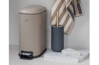 Mette Ditmer(メッテ・ディットマー)は、1995年にデンマークで設立されたインテリアブランドで、北欧ミニマリズムと洗練されたグラフィックデザインを融合させたスタイルで知られています。創設者メッテ・ディットマーのデザイン哲学は「ディテールにこそ真の個性が宿る」というもので、シンプルでありながら印象的な色使いや質感へのこだわりが、日常に上質な美しさをもたらします。バスルームアクセサリーやテキスタイル、ホームデコレーションなど幅広いラインナップを展開し、機能性と美しさを両立した製品は、ヨーロッパを中心に世界中で支持されています。サステナビリティにも配慮し、長く使える耐久性のある素材や時代に左右されないデザインを採用。Mette Ditmerは、日常空間を心地よく整えるための美意識とクラフトマンシップが詰まった北欧ブランドです。