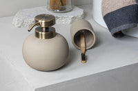 Mette Ditmer(メッテ・ディットマー)は、1995年にデンマークで設立されたインテリアブランドで、北欧ミニマリズムと洗練されたグラフィックデザインを融合させたスタイルで知られています。創設者メッテ・ディットマーのデザイン哲学は「ディテールにこそ真の個性が宿る」というもので、シンプルでありながら印象的な色使いや質感へのこだわりが、日常に上質な美しさをもたらします。バスルームアクセサリーやテキスタイル、ホームデコレーションなど幅広いラインナップを展開し、機能性と美しさを両立した製品は、ヨーロッパを中心に世界中で支持されています。サステナビリティにも配慮し、長く使える耐久性のある素材や時代に左右されないデザインを採用。Mette Ditmerは、日常空間を心地よく整えるための美意識とクラフトマンシップが詰まった北欧ブランドです。