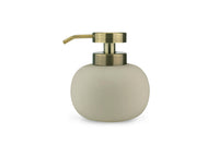 Mette Ditmer(メッテ・ディットマー)は、1995年にデンマークで設立されたインテリアブランドで、北欧ミニマリズムと洗練されたグラフィックデザインを融合させたスタイルで知られています。創設者メッテ・ディットマーのデザイン哲学は「ディテールにこそ真の個性が宿る」というもので、シンプルでありながら印象的な色使いや質感へのこだわりが、日常に上質な美しさをもたらします。バスルームアクセサリーやテキスタイル、ホームデコレーションなど幅広いラインナップを展開し、機能性と美しさを両立した製品は、ヨーロッパを中心に世界中で支持されています。サステナビリティにも配慮し、長く使える耐久性のある素材や時代に左右されないデザインを採用。Mette Ditmerは、日常空間を心地よく整えるための美意識とクラフトマンシップが詰まった北欧ブランドです。