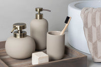 Mette Ditmer(メッテ・ディットマー)は、1995年にデンマークで設立されたインテリアブランドで、北欧ミニマリズムと洗練されたグラフィックデザインを融合させたスタイルで知られています。創設者メッテ・ディットマーのデザイン哲学は「ディテールにこそ真の個性が宿る」というもので、シンプルでありながら印象的な色使いや質感へのこだわりが、日常に上質な美しさをもたらします。バスルームアクセサリーやテキスタイル、ホームデコレーションなど幅広いラインナップを展開し、機能性と美しさを両立した製品は、ヨーロッパを中心に世界中で支持されています。サステナビリティにも配慮し、長く使える耐久性のある素材や時代に左右されないデザインを採用。Mette Ditmerは、日常空間を心地よく整えるための美意識とクラフトマンシップが詰まった北欧ブランドです。