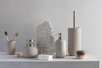 Mette Ditmer(メッテ・ディットマー)は、1995年にデンマークで設立されたインテリアブランドで、北欧ミニマリズムと洗練されたグラフィックデザインを融合させたスタイルで知られています。創設者メッテ・ディットマーのデザイン哲学は「ディテールにこそ真の個性が宿る」というもので、シンプルでありながら印象的な色使いや質感へのこだわりが、日常に上質な美しさをもたらします。バスルームアクセサリーやテキスタイル、ホームデコレーションなど幅広いラインナップを展開し、機能性と美しさを両立した製品は、ヨーロッパを中心に世界中で支持されています。サステナビリティにも配慮し、長く使える耐久性のある素材や時代に左右されないデザインを採用。Mette Ditmerは、日常空間を心地よく整えるための美意識とクラフトマンシップが詰まった北欧ブランドです。