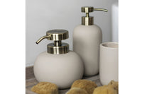 Mette Ditmer(メッテ・ディットマー)は、1995年にデンマークで設立されたインテリアブランドで、北欧ミニマリズムと洗練されたグラフィックデザインを融合させたスタイルで知られています。創設者メッテ・ディットマーのデザイン哲学は「ディテールにこそ真の個性が宿る」というもので、シンプルでありながら印象的な色使いや質感へのこだわりが、日常に上質な美しさをもたらします。バスルームアクセサリーやテキスタイル、ホームデコレーションなど幅広いラインナップを展開し、機能性と美しさを両立した製品は、ヨーロッパを中心に世界中で支持されています。サステナビリティにも配慮し、長く使える耐久性のある素材や時代に左右されないデザインを採用。Mette Ditmerは、日常空間を心地よく整えるための美意識とクラフトマンシップが詰まった北欧ブランドです。