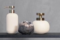 Mette Ditmer(メッテ・ディットマー)は、1995年にデンマークで設立されたインテリアブランドで、北欧ミニマリズムと洗練されたグラフィックデザインを融合させたスタイルで知られています。創設者メッテ・ディットマーのデザイン哲学は「ディテールにこそ真の個性が宿る」というもので、シンプルでありながら印象的な色使いや質感へのこだわりが、日常に上質な美しさをもたらします。バスルームアクセサリーやテキスタイル、ホームデコレーションなど幅広いラインナップを展開し、機能性と美しさを両立した製品は、ヨーロッパを中心に世界中で支持されています。サステナビリティにも配慮し、長く使える耐久性のある素材や時代に左右されないデザインを採用。Mette Ditmerは、日常空間を心地よく整えるための美意識とクラフトマンシップが詰まった北欧ブランドです。