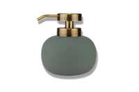 Mette Ditmer(メッテ・ディットマー)は、1995年にデンマークで設立されたインテリアブランドで、北欧ミニマリズムと洗練されたグラフィックデザインを融合させたスタイルで知られています。創設者メッテ・ディットマーのデザイン哲学は「ディテールにこそ真の個性が宿る」というもので、シンプルでありながら印象的な色使いや質感へのこだわりが、日常に上質な美しさをもたらします。バスルームアクセサリーやテキスタイル、ホームデコレーションなど幅広いラインナップを展開し、機能性と美しさを両立した製品は、ヨーロッパを中心に世界中で支持されています。サステナビリティにも配慮し、長く使える耐久性のある素材や時代に左右されないデザインを採用。Mette Ditmerは、日常空間を心地よく整えるための美意識とクラフトマンシップが詰まった北欧ブランドです。