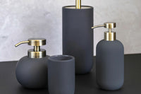 Mette Ditmer(メッテ・ディットマー)は、1995年にデンマークで設立されたインテリアブランドで、北欧ミニマリズムと洗練されたグラフィックデザインを融合させたスタイルで知られています。創設者メッテ・ディットマーのデザイン哲学は「ディテールにこそ真の個性が宿る」というもので、シンプルでありながら印象的な色使いや質感へのこだわりが、日常に上質な美しさをもたらします。バスルームアクセサリーやテキスタイル、ホームデコレーションなど幅広いラインナップを展開し、機能性と美しさを両立した製品は、ヨーロッパを中心に世界中で支持されています。サステナビリティにも配慮し、長く使える耐久性のある素材や時代に左右されないデザインを採用。Mette Ditmerは、日常空間を心地よく整えるための美意識とクラフトマンシップが詰まった北欧ブランドです。