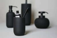 Mette Ditmer(メッテ・ディットマー)は、1995年にデンマークで設立されたインテリアブランドで、北欧ミニマリズムと洗練されたグラフィックデザインを融合させたスタイルで知られています。創設者メッテ・ディットマーのデザイン哲学は「ディテールにこそ真の個性が宿る」というもので、シンプルでありながら印象的な色使いや質感へのこだわりが、日常に上質な美しさをもたらします。バスルームアクセサリーやテキスタイル、ホームデコレーションなど幅広いラインナップを展開し、機能性と美しさを両立した製品は、ヨーロッパを中心に世界中で支持されています。サステナビリティにも配慮し、長く使える耐久性のある素材や時代に左右されないデザインを採用。Mette Ditmerは、日常空間を心地よく整えるための美意識とクラフトマンシップが詰まった北欧ブランドです。