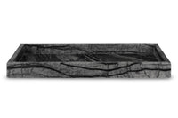 Mette Ditmer(メッテ・ディットマー)は、1995年にデンマークで設立されたインテリアブランドで、北欧ミニマリズムと洗練されたグラフィックデザインを融合させたスタイルで知られています。創設者メッテ・ディットマーのデザイン哲学は「ディテールにこそ真の個性が宿る」というもので、シンプルでありながら印象的な色使いや質感へのこだわりが、日常に上質な美しさをもたらします。バスルームアクセサリーやテキスタイル、ホームデコレーションなど幅広いラインナップを展開し、機能性と美しさを両立した製品は、ヨーロッパを中心に世界中で支持されています。サステナビリティにも配慮し、長く使える耐久性のある素材や時代に左右されないデザインを採用。Mette Ditmerは、日常空間を心地よく整えるための美意識とクラフトマンシップが詰まった北欧ブランドです。