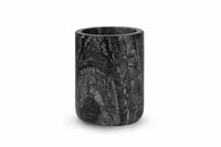 Mette Ditmer(メッテ・ディットマー)は、1995年にデンマークで設立されたインテリアブランドで、北欧ミニマリズムと洗練されたグラフィックデザインを融合させたスタイルで知られています。創設者メッテ・ディットマーのデザイン哲学は「ディテールにこそ真の個性が宿る」というもので、シンプルでありながら印象的な色使いや質感へのこだわりが、日常に上質な美しさをもたらします。バスルームアクセサリーやテキスタイル、ホームデコレーションなど幅広いラインナップを展開し、機能性と美しさを両立した製品は、ヨーロッパを中心に世界中で支持されています。サステナビリティにも配慮し、長く使える耐久性のある素材や時代に左右されないデザインを採用。Mette Ditmerは、日常空間を心地よく整えるための美意識とクラフトマンシップが詰まった北欧ブランドです。