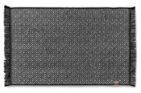 Mette Ditmer(メッテ・ディットマー)は、1995年にデンマークで設立されたインテリアブランドで、北欧ミニマリズムと洗練されたグラフィックデザインを融合させたスタイルで知られています。創設者メッテ・ディットマーのデザイン哲学は「ディテールにこそ真の個性が宿る」というもので、シンプルでありながら印象的な色使いや質感へのこだわりが、日常に上質な美しさをもたらします。バスルームアクセサリーやテキスタイル、ホームデコレーションなど幅広いラインナップを展開し、機能性と美しさを両立した製品は、ヨーロッパを中心に世界中で支持されています。サステナビリティにも配慮し、長く使える耐久性のある素材や時代に左右されないデザインを採用。Mette Ditmerは、日常空間を心地よく整えるための美意識とクラフトマンシップが詰まった北欧ブランドです。