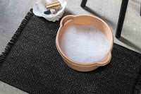 Mette Ditmer(メッテ・ディットマー)は、1995年にデンマークで設立されたインテリアブランドで、北欧ミニマリズムと洗練されたグラフィックデザインを融合させたスタイルで知られています。創設者メッテ・ディットマーのデザイン哲学は「ディテールにこそ真の個性が宿る」というもので、シンプルでありながら印象的な色使いや質感へのこだわりが、日常に上質な美しさをもたらします。バスルームアクセサリーやテキスタイル、ホームデコレーションなど幅広いラインナップを展開し、機能性と美しさを両立した製品は、ヨーロッパを中心に世界中で支持されています。サステナビリティにも配慮し、長く使える耐久性のある素材や時代に左右されないデザインを採用。Mette Ditmerは、日常空間を心地よく整えるための美意識とクラフトマンシップが詰まった北欧ブランドです。