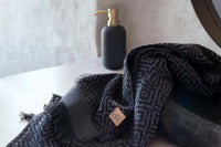 Mette Ditmer(メッテ・ディットマー)は、1995年にデンマークで設立されたインテリアブランドで、北欧ミニマリズムと洗練されたグラフィックデザインを融合させたスタイルで知られています。創設者メッテ・ディットマーのデザイン哲学は「ディテールにこそ真の個性が宿る」というもので、シンプルでありながら印象的な色使いや質感へのこだわりが、日常に上質な美しさをもたらします。バスルームアクセサリーやテキスタイル、ホームデコレーションなど幅広いラインナップを展開し、機能性と美しさを両立した製品は、ヨーロッパを中心に世界中で支持されています。サステナビリティにも配慮し、長く使える耐久性のある素材や時代に左右されないデザインを採用。Mette Ditmerは、日常空間を心地よく整えるための美意識とクラフトマンシップが詰まった北欧ブランドです。