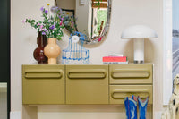 HKliving(エイチケイリビング)は、オランダで設立されたデザインスタジオ発のインテリアブランドで、ヨーロピアンヴィンテージと現代的ミニマリズムを融合させた独自のスタイルで世界中のファンを魅了しています。大胆なカラーパレットや有機的なフォルム、異素材の組み合わせにより、どのアイテムにもアートのような存在感があります。HKlivingの製品はすべて、空間にアクセントと個性を加えるためにデザインされています。とくに人気の高い「70’s セラミックシリーズ」は、温かみのある釉薬とレトロモダンなデザインが特徴で、世界中のインテリア愛好家やデザイナーから高い評価を受けています。また、サステナブルな素材選定と品質管理にも力を入れており、長く愛用できるアイテムとしても支持されています。モダンヴィンテージやボヘミアンスタイルなど、幅広いテイストに調和しやすいプロダクトは、洗練されたライフスタイルを求める方に最適です。