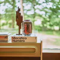 HKliving(エイチケイリビング)は、オランダで設立されたデザインスタジオ発のインテリアブランドで、ヨーロピアンヴィンテージと現代的ミニマリズムを融合させた独自のスタイルで世界中のファンを魅了しています。大胆なカラーパレットや有機的なフォルム、異素材の組み合わせにより、どのアイテムにもアートのような存在感があります。HKlivingの製品はすべて、空間にアクセントと個性を加えるためにデザインされています。とくに人気の高い「70’s セラミックシリーズ」は、温かみのある釉薬とレトロモダンなデザインが特徴で、世界中のインテリア愛好家やデザイナーから高い評価を受けています。また、サステナブルな素材選定と品質管理にも力を入れており、長く愛用できるアイテムとしても支持されています。モダンヴィンテージやボヘミアンスタイルなど、幅広いテイストに調和しやすいプロダクトは、洗練されたライフスタイルを求める方に最適です。