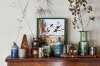 HKlivingは、「bijEmielHetsen」と「SanderKlaver」によって設立されたオランダのインテリアブランドです。プロのアンティークバイヤーであったEmielHetsenが国際貿易をしていた幼なじみのSanderKlaverに声をかけブランドが誕生しました。ブランド名のHKは両名のイニシャルが使用されています。彼らのコレクションはクラシックや伝統を尊重しながらも現代にあったモダンなデザインになっています。