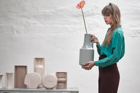 HKlivingは、「bijEmielHetsen」と「SanderKlaver」によって設立されたオランダのインテリアブランドです。プロのアンティークバイヤーであったEmielHetsenが国際貿易をしていた幼なじみのSanderKlaverに声をかけブランドが誕生しました。ブランド名のHKは両名のイニシャルが使用されています。彼らのコレクションはクラシックや伝統を尊重しながらも現代にあったモダンなデザインになっています。