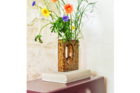 HKliving(エイチケイリビング)は、オランダで設立されたデザインスタジオ発のインテリアブランドで、ヨーロピアンヴィンテージと現代的ミニマリズムを融合させた独自のスタイルで世界中のファンを魅了しています。大胆なカラーパレットや有機的なフォルム、異素材の組み合わせにより、どのアイテムにもアートのような存在感があります。HKlivingの製品はすべて、空間にアクセントと個性を加えるためにデザインされています。とくに人気の高い「70’s セラミックシリーズ」は、温かみのある釉薬とレトロモダンなデザインが特徴で、世界中のインテリア愛好家やデザイナーから高い評価を受けています。また、サステナブルな素材選定と品質管理にも力を入れており、長く愛用できるアイテムとしても支持されています。モダンヴィンテージやボヘミアンスタイルなど、幅広いテイストに調和しやすいプロダクトは、洗練されたライフスタイルを求める方に最適です。