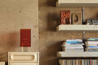 HKliving(エイチケイリビング)は、オランダで設立されたデザインスタジオ発のインテリアブランドで、ヨーロピアンヴィンテージと現代的ミニマリズムを融合させた独自のスタイルで世界中のファンを魅了しています。大胆なカラーパレットや有機的なフォルム、異素材の組み合わせにより、どのアイテムにもアートのような存在感があります。HKlivingの製品はすべて、空間にアクセントと個性を加えるためにデザインされています。とくに人気の高い「70’s セラミックシリーズ」は、温かみのある釉薬とレトロモダンなデザインが特徴で、世界中のインテリア愛好家やデザイナーから高い評価を受けています。また、サステナブルな素材選定と品質管理にも力を入れており、長く愛用できるアイテムとしても支持されています。モダンヴィンテージやボヘミアンスタイルなど、幅広いテイストに調和しやすいプロダクトは、洗練されたライフスタイルを求める方に最適です。