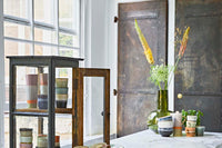 HKliving(エイチケイリビング)は、オランダで設立されたデザインスタジオ発のインテリアブランドで、ヨーロピアンヴィンテージと現代的ミニマリズムを融合させた独自のスタイルで世界中のファンを魅了しています。大胆なカラーパレットや有機的なフォルム、異素材の組み合わせにより、どのアイテムにもアートのような存在感があります。HKlivingの製品はすべて、空間にアクセントと個性を加えるためにデザインされています。とくに人気の高い「70’s セラミックシリーズ」は、温かみのある釉薬とレトロモダンなデザインが特徴で、世界中のインテリア愛好家やデザイナーから高い評価を受けています。また、サステナブルな素材選定と品質管理にも力を入れており、長く愛用できるアイテムとしても支持されています。モダンヴィンテージやボヘミアンスタイルなど、幅広いテイストに調和しやすいプロダクトは、洗練されたライフスタイルを求める方に最適です。