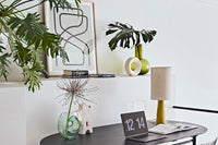 HKliving(エイチケイリビング)は、オランダで設立されたデザインスタジオ発のインテリアブランドで、ヨーロピアンヴィンテージと現代的ミニマリズムを融合させた独自のスタイルで世界中のファンを魅了しています。大胆なカラーパレットや有機的なフォルム、異素材の組み合わせにより、どのアイテムにもアートのような存在感があります。HKlivingの製品はすべて、空間にアクセントと個性を加えるためにデザインされています。とくに人気の高い「70’s セラミックシリーズ」は、温かみのある釉薬とレトロモダンなデザインが特徴で、世界中のインテリア愛好家やデザイナーから高い評価を受けています。また、サステナブルな素材選定と品質管理にも力を入れており、長く愛用できるアイテムとしても支持されています。モダンヴィンテージやボヘミアンスタイルなど、幅広いテイストに調和しやすいプロダクトは、洗練されたライフスタイルを求める方に最適です。