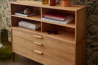 HKliving(エイチケイリビング)は、オランダで設立されたデザインスタジオ発のインテリアブランドで、ヨーロピアンヴィンテージと現代的ミニマリズムを融合させた独自のスタイルで世界中のファンを魅了しています。大胆なカラーパレットや有機的なフォルム、異素材の組み合わせにより、どのアイテムにもアートのような存在感があります。HKlivingの製品はすべて、空間にアクセントと個性を加えるためにデザインされています。とくに人気の高い「70’s セラミックシリーズ」は、温かみのある釉薬とレトロモダンなデザインが特徴で、世界中のインテリア愛好家やデザイナーから高い評価を受けています。また、サステナブルな素材選定と品質管理にも力を入れており、長く愛用できるアイテムとしても支持されています。モダンヴィンテージやボヘミアンスタイルなど、幅広いテイストに調和しやすいプロダクトは、洗練されたライフスタイルを求める方に最適です。