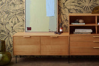 HKliving(エイチケイリビング)は、オランダで設立されたデザインスタジオ発のインテリアブランドで、ヨーロピアンヴィンテージと現代的ミニマリズムを融合させた独自のスタイルで世界中のファンを魅了しています。大胆なカラーパレットや有機的なフォルム、異素材の組み合わせにより、どのアイテムにもアートのような存在感があります。HKlivingの製品はすべて、空間にアクセントと個性を加えるためにデザインされています。とくに人気の高い「70’s セラミックシリーズ」は、温かみのある釉薬とレトロモダンなデザインが特徴で、世界中のインテリア愛好家やデザイナーから高い評価を受けています。また、サステナブルな素材選定と品質管理にも力を入れており、長く愛用できるアイテムとしても支持されています。モダンヴィンテージやボヘミアンスタイルなど、幅広いテイストに調和しやすいプロダクトは、洗練されたライフスタイルを求める方に最適です。