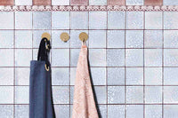 OYOYLivingDesignは、デンマークのデザイナーLotteFynboeによって2012年に設立されました。子供、大人、そして彼らが住む家のためのホームアクセサリーを提供するデンマークで最も優れたブランドになることをポリシーとしています。伝統的なスカンジナビアのデザインに影響を受けた製品は、クラシックで機能的、ユニークなディテールと魅力的なカラーが特徴的です。