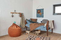 OYOYLivingDesignは、デンマークのデザイナーLotteFynboeによって2012年に設立されました。子供、大人、そして彼らが住む家のためのホームアクセサリーを提供するデンマークで最も優れたブランドになることをポリシーとしています。伝統的なスカンジナビアのデザインに影響を受けた製品は、クラシックで機能的、ユニークなディテールと魅力的なカラーが特徴的です。