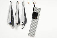OYOYLivingDesignは、デンマークのデザイナーLotteFynboeによって2012年に設立されました。子供、大人、そして彼らが住む家のためのホームアクセサリーを提供するデンマークで最も優れたブランドになることをポリシーとしています。伝統的なスカンジナビアのデザインに影響を受けた製品は、クラシックで機能的、ユニークなディテールと魅力的なカラーが特徴的です。